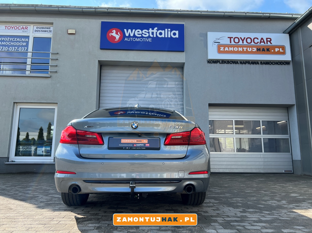 Zdjęcie BMW 5 G30 z hakem holowniczym Westfalia - gotowy do bezpiecznego przewozu przyczepy